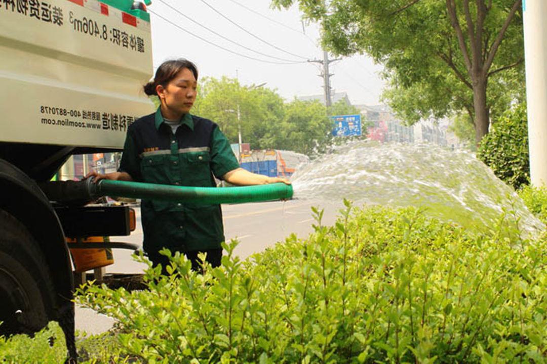 菲律宾网赌合法平台工人正在进行植物浇灌工作